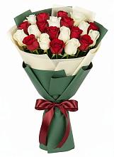 Букет Микс из красных и белых роз в Пригорске