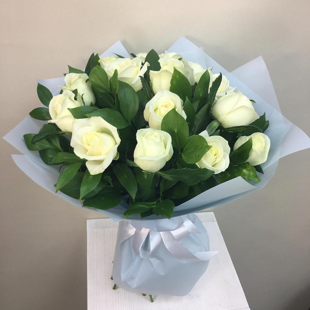 Букет 15 Белых роз Проуд в Пригорске