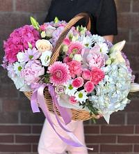 Композиция солнечный день в Пригорске Цветочная композиция из Розы, Хризантемы, Пионы и Лизиантусы в корзине в Пригорске