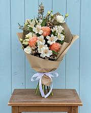 Букет цветов из:  Альстромерии, Лизиантусы, Розы и Хризантемы в Пригорске