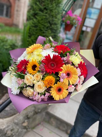 Букет цветов из: Герберы, Ромашки, Хризантемы, Розы и Подсолнухи в Пригорске