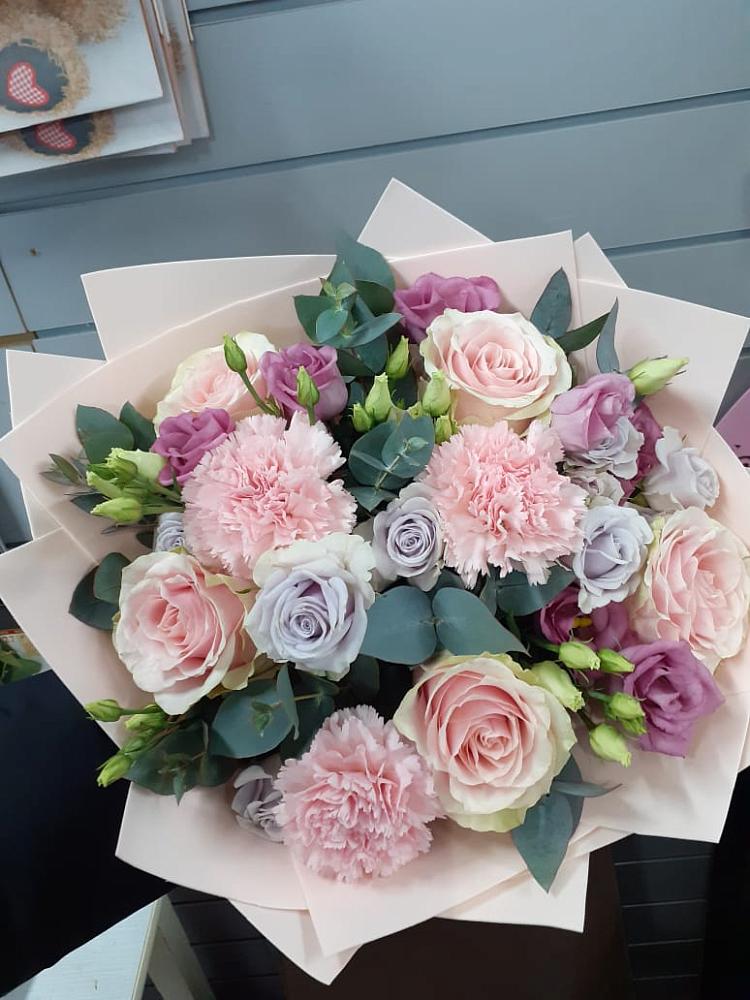 Букет цветов из: Розы, Гвоздики и Лизиантусы в Пригорске