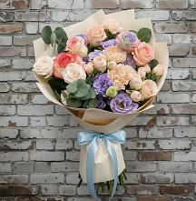 Букет цветов из:  Розы, Лизиантусы и Гвоздики в Пригорске